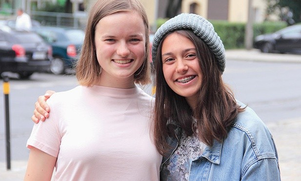 Hania (z lewej) i Karolina zachęcają do poznania historii osób bezdomnych na swoim blogu.