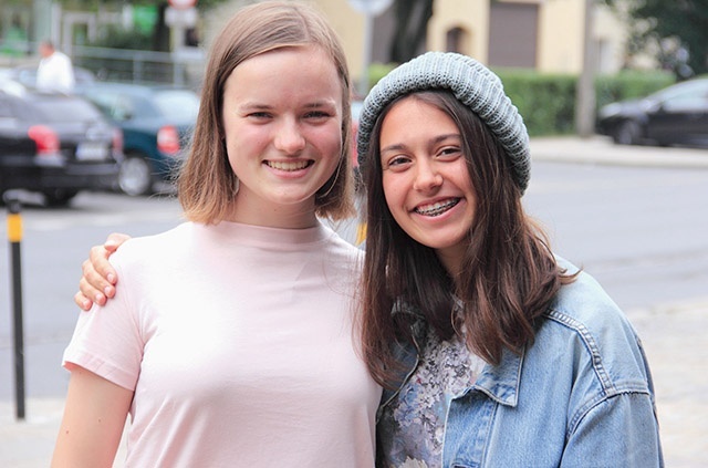 Hania (z lewej) i Karolina zachęcają do poznania historii osób bezdomnych na swoim blogu.