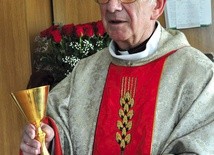 Podczas uroczystości ks. T. Horak miał ornat otrzymany przed laty  od grupy oazowej z Nysy  i kielich prymicyjny  od rodziców.