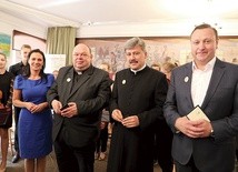 Sylwia Cieślar i nagrodzeni za ekumeniczną pracę.