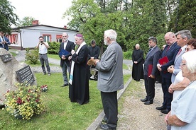 Jubileusz upamiętnia tablica poświęcona przez bp. Tadeusza Rakoczego.