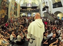 Konferencji dominikanina słuchały tłumy.