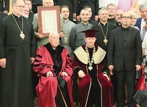▲	Pamiątkowe zdjęcie po odebraniu dyplomu.