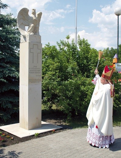 Obiekt odsłonił i poświęcił bp Henryk Tomasik.