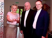 Statuetkę odebrała Anna Lis, sekretarz diecezjalnej Caritas. Obok proboszcz ks. Julian Sobczyk i ks. Krzysztof Bochniak.