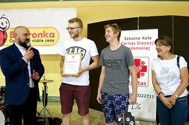 Ks. Damian Drabikowski wręczył dyplom przedstawicielom najlepszego SCK, które działa przy Zespole Szkół Spożywczych i Hotelarskich w Radomiu.