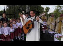 Abp Grzegorz Ryś uczy dzieci... jak pokazywać słonia