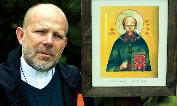 Ksiądz Roman Hosz przy pustelni św. Kolumbana Starszego