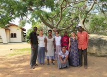 Polscy misjonarze (pośrodku M. Czekaj) i Tanzańczycy, którzy teraz samodzielnie już prowadzą formację.