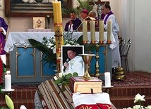 ▲	Ks. Paweł Rusak był proboszczem w Popielewie od lutego 2015 roku.
