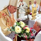 ▲	Biskup Jan Kopiec odbiera kwiaty od pensjonariuszy ośrodka.