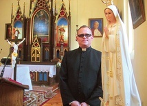 Kiedyś jej domem był tylko tutejszy kościół. Teraz, m.in. dzięki ks. Tomaszowi Hęsiowi,  posążek ten mogą adorować u siebie mieszkańcy wszystkich wiosek w parafii.