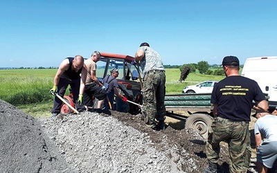 Prace idą pełną parą. Zaangażowani są w nie wszyscy członkowie stowarzyszenia.