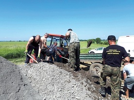 Prace idą pełną parą. Zaangażowani są w nie wszyscy członkowie stowarzyszenia.