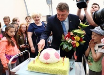 Przygotowany tort pokroił Witold Wróblewski, prezydent Elbląga.
