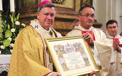 Dyplom przyjęcia do konfraterni abp Józef Kupny otrzymał od generała zakonu paulinów o. Arnolda Chrapkowskiego.