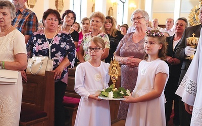 W czasie Sumy odpustowej, w darze ołtarza dzieci komunijne złożyły relikwie św. s. Faustyny.