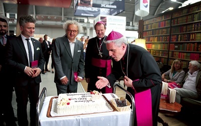 Świece zdmuchnął  bp K. Nitkiewicz.