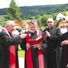 Ksiądz Józef Rosiek (z lewej) mówi, że ciągle pojawiają się wota oraz opisy łask i cudów za wstawiennictwem świętego.