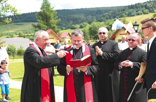 Ksiądz Józef Rosiek (z lewej) mówi, że ciągle pojawiają się wota oraz opisy łask i cudów za wstawiennictwem świętego.