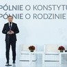 Panuje opinia,  że prezydent zgłosił pomysł referendum,  aby umocnić swoją pozycję w obozie rządzącym.