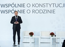 Panuje opinia,  że prezydent zgłosił pomysł referendum,  aby umocnić swoją pozycję w obozie rządzącym.