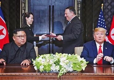Spotkanie prezydentów Korei Płn. i USA zakończyło się podpisaniem deklaracji, w której Trump zobowiązał się do zapewnienia gwarancji bezpieczeństwa Korei Płn., a Kim Dżong Un potwierdził zaangażowanie w całkowitą denuklearyzację Półwyspu Koreańskiego.