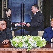 Spotkanie prezydentów Korei Płn. i USA zakończyło się podpisaniem deklaracji, w której Trump zobowiązał się do zapewnienia gwarancji bezpieczeństwa Korei Płn., a Kim Dżong Un potwierdził zaangażowanie w całkowitą denuklearyzację Półwyspu Koreańskiego.