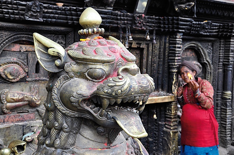 Kobieta recytowała mantrę przy świątyni w Bhaktapur.