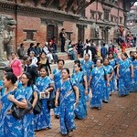 Kolorowe stroje, muzyka i śpiewy, czyli święto Newarów, rdzennej ludności Nepalu.