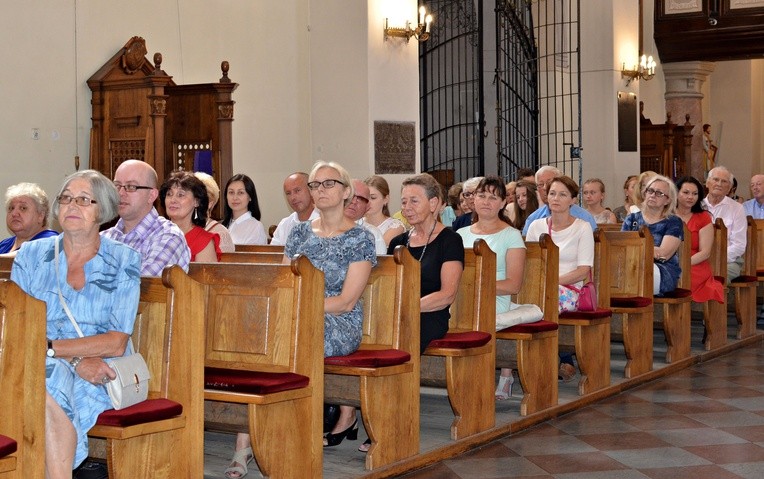 Późnogotycki kościół wzniesiony przez Pawła Kostkę w Przasnyszu był wyjątkowym miejscem dla zorganizowania koncertu ku czci świętego z Rostkowa