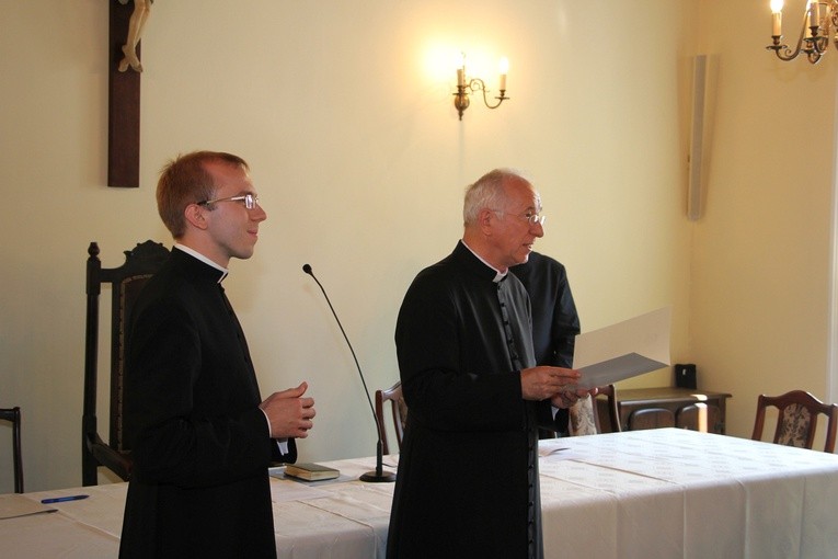 Wręczenie dekretów neoprezbiterom