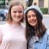 Hania (z lewej) i Karolina zachęcają do poznania historii osób bezdomnych na ich blogu