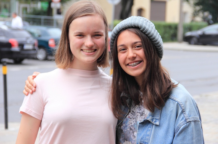 Hania (z lewej) i Karolina zachęcają do poznania historii osób bezdomnych na ich blogu