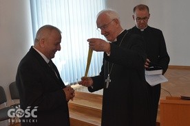 Biskup osobiście nałożył uhonorowanemu medal.