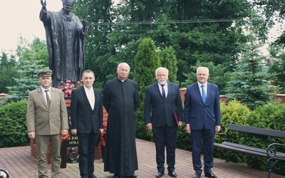 Proboszcz ks. Bogdan Rosiński i Robert Grudzień (drugi od lewej) z gośćmi przybyłymi do kościoła w Stromcu