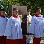 Ministranci ponieśli obraz i relikwie w procesji przed Mszą św.