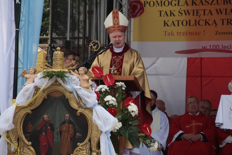 Bp Wiesław Szlachetka w czasie homilii 