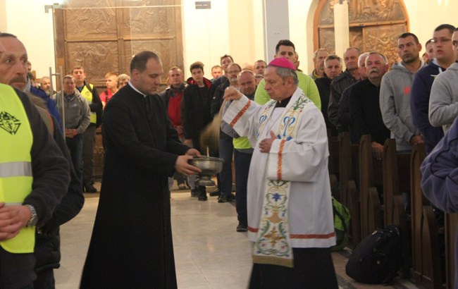 Mężczyźni u Matki Bożej