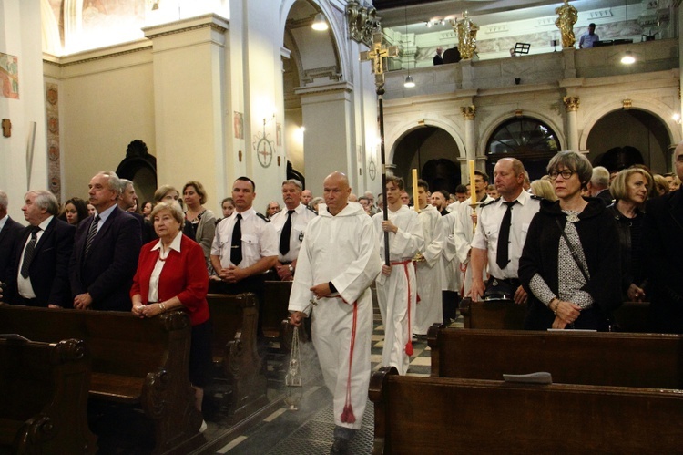 Poświęcenie nowej sukienki na odnalezionym obrazie Matki Bożej Śnieżnej