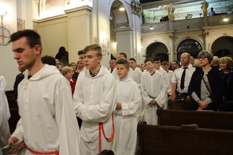 Poświęcenie nowej sukienki na odnalezionym obrazie Matki Bożej Śnieżnej