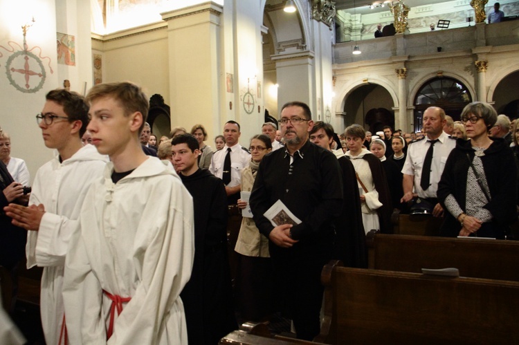 Poświęcenie nowej sukienki na odnalezionym obrazie Matki Bożej Śnieżnej