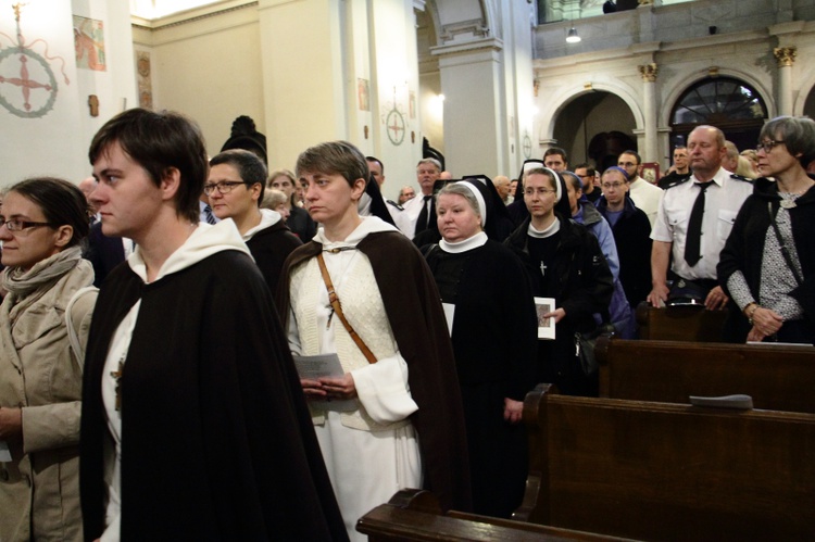 Poświęcenie nowej sukienki na odnalezionym obrazie Matki Bożej Śnieżnej