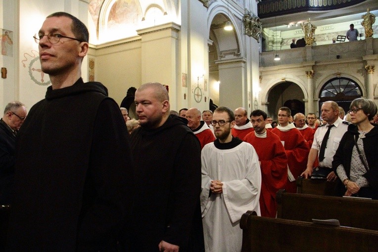 Poświęcenie nowej sukienki na odnalezionym obrazie Matki Bożej Śnieżnej