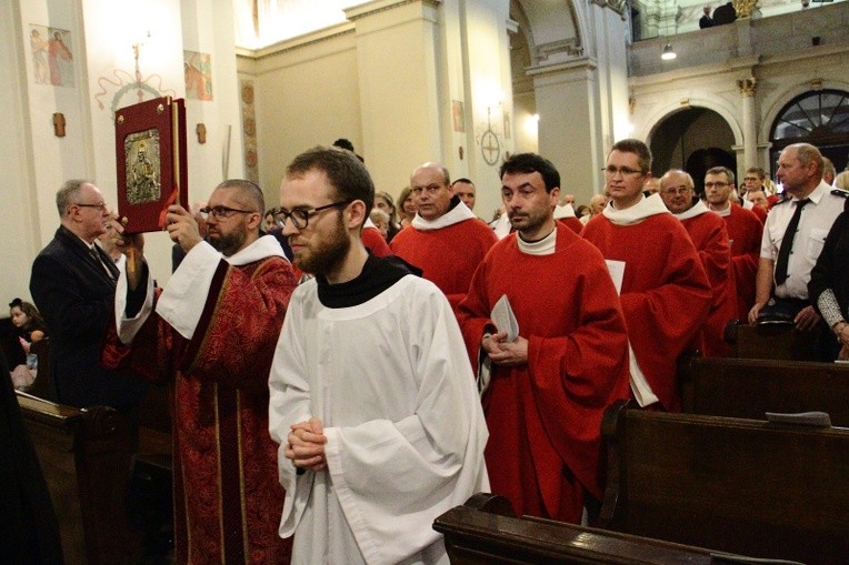 Poświęcenie nowej sukienki na odnalezionym obrazie Matki Bożej Śnieżnej