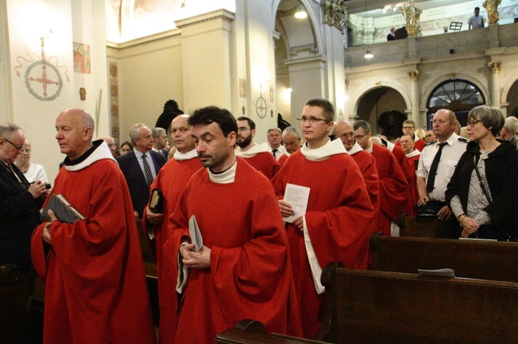 Poświęcenie nowej sukienki na odnalezionym obrazie Matki Bożej Śnieżnej