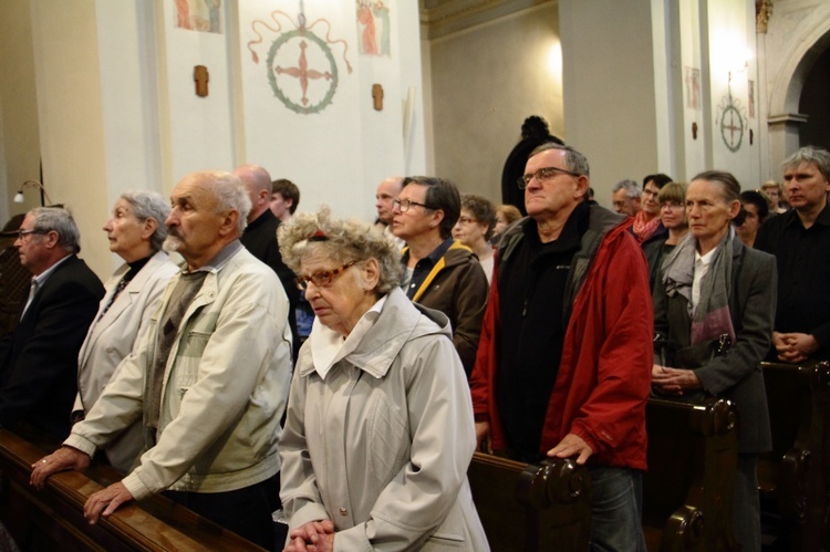 Poświęcenie nowej sukienki na odnalezionym obrazie Matki Bożej Śnieżnej