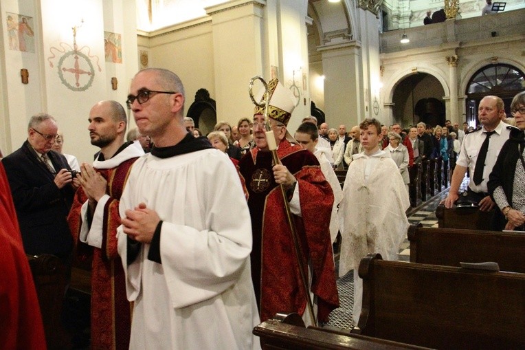 Poświęcenie nowej sukienki na odnalezionym obrazie Matki Bożej Śnieżnej