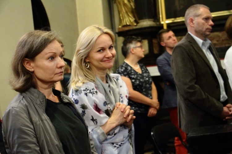 Poświęcenie nowej sukienki na odnalezionym obrazie Matki Bożej Śnieżnej