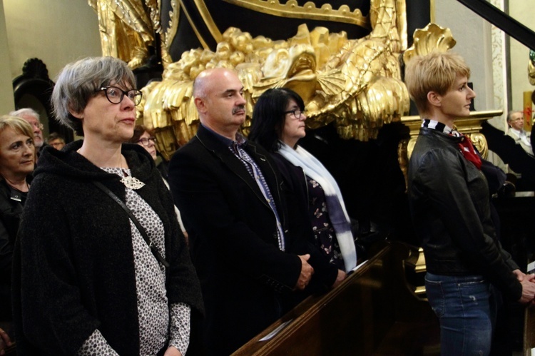 Poświęcenie nowej sukienki na odnalezionym obrazie Matki Bożej Śnieżnej